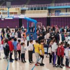 Colas de niños para obtener los autógrafos de los jugadores.