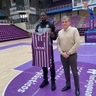 Josh Mballa posa con la camiseta del UEMC Real Valladolid y su presidente Lorenzo Alonso Nistal.