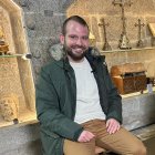 Roberto Velasco, junto al arca que alberga los restos de los pastores de Belén en Ledesma, según la tradición oral