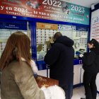 Vallisoletanos hacen cola en la administración ‘El 7 de la suerte’ de la calle Lencería para comprar la lotería de El niño