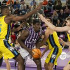 El debutante con el UEMC Real Valladolid Baloncesto, rodeado de jugadores del Ourense.