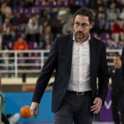 Lolo Encinas en un lance del partido que enfrentó al UEMC Real Valladolid con el Ourense.