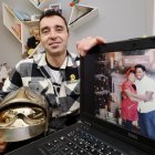 El bombero Óscar Vega en su casa de Arroyo con la imagen que le ha enviado Redji estas Navidades desde Maryland con su madre.