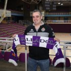 Iñaki Martín posa en el Polideportivo Pisuerga con la bufanda del UEMC