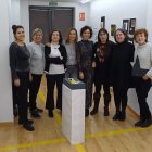 Adriana Tironi, la galerista Concha Gay, Yolanda Martínez, Virginia Villar, Eva Sanz, Vanesa Calzada, deMayo Cisneros y Ana Isabel Gallego en Espacio Abierto, junto a la obra de la tercera, esta mañána.