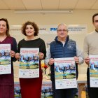 Villa, Martínez, García y Esteban posan con el cartel anunciador de la prueba.