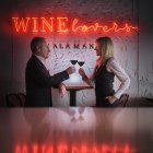 Luismi y Carmen, apasionados del vino, dirigen  este Wine  Bar ubicado en el centro de la capital salmantina. Ofrecen más de 40 vinos por copas y 200 referencias internacionales