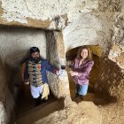 Amada de Salas y el actor Alfonso Guerra, de la empresa Ideatur, en una de cavidades de la bodega subterránea Remigio Salas en Dueñas.