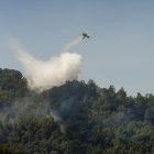 Un avión en labores de extinción de un incendio.