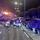 Vehículo volcado en el paseo de Juan Carlos I tras el accidente.