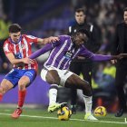 Juma protege el balón en un lance del partido jugado en Zorrilla ante el Atlético de Madrid.