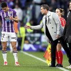 Diego Cocca da instrucciones a Lucas Rosa en el partido contra el Betis