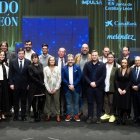Foto de familia con los 14 galardonados en los Premios La Posada 2024