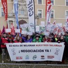 Concentración para exigir una negociación de las mejoras retributivas y laborales del profesorado.