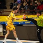 César Pérez intenta una parada en su reaparición tras su lesión.