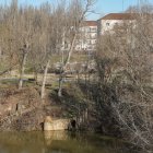 Aliviadero de difícil acceso en el Pisuerga, a la altura de la calle Puente Colgante.