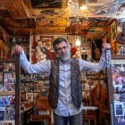 El hostelero Javier Ibáñez, en el interior del bar El Patillas, en la ciudad de Burgos.