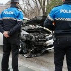 Un coche se incendia en el puente de poniente de la capital.
