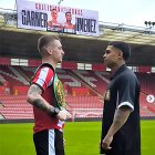 Ryan Garner y Salvi Jiménez, cara a cara en St Mary's Stadium