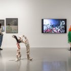 Una imagen de la exposición en La Casa Encendida, con la obra de Saelia Aparicio en primer término.