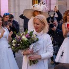 Las novias delante de Caballería, en la plaza Zorrilla.