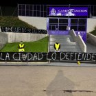 Aficonados a las puertas de los Anexos en la noche del viernes con las pancartas reivindicativas.