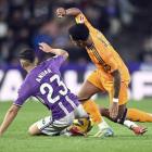 Anuar en una disputa con Rodrygo
