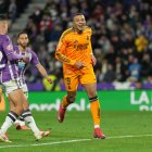 Mbappé celebra uno de sus goles ante Rosa y Anuar.