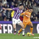 Kike le disputa el balón al madridista Brahim.