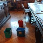 Cubos contra la gotera en el salón de plenos del Ayuntamiento de Valladolid.