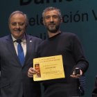 El alcalde de Laguna junto al tío de Daniel Cavia, que recogió el Junco de Oro en su nombre.
