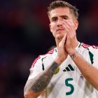 Tamás Nikitscher aplaude después de un partido con la selección de Hungría.