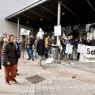 Movilización de UCCL a las puertas de Agraria. En la imagen, la consejera González Corral pasa por delante de la concentración, desde donde la saluda el coordinador de UCCL, González Palacín. ICAL