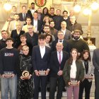 Los premiados y los representantes de los clubes galardonados posan con las autoridades