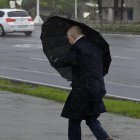 Un hombre se protege por los fuertes vientos