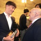 Iván Romeo con su premio junto al alcalde, Jesús Julio Carnero