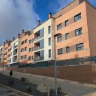 Edificio de la Sareb en Arroyo, cuyos vecinos denunciaron al líder de DesokupaCyL por okupa.