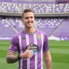 Tamás Nikitscher posa en el Estadio José Zorrilla con la camiseta del Real Valladolid