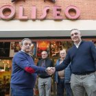 Imagen de los hermanos Lorenzo con Javier Margareto, el nuevo gerente