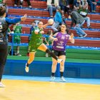 Un lanzamiento desde el extremo del Rocasa en su duelo ante el Aula.