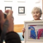 Marisol Puertas posa junto a una de las obras de Lorenzo Colomo