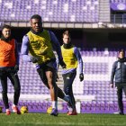 Aidoo ante Amallah, Latasa y el segundo técnico Goux, en su primer entrenamiento.