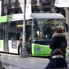 Un autobús de Auvasa a su paso por Fuente Dorada en una imagen de archivo.