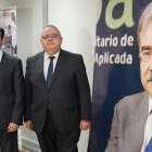 Miguel Maldonado y Alejandro Vázquez junto a un cartel con la foto del profesor Pastor.