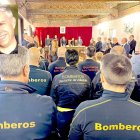 Compañeros del bombero Fernando Navarro acuden como público al Pleno de la Institución Provincial, que le ha otorgado su Distinción Especial. ICAL