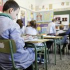 Niños en un aula en una imagen de archivo