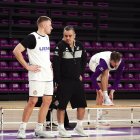 Inaki Martín conversa con Demers en un entrenamiento.