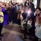 Un momento del baile de la Asociación Afrontamiento activo del dolor Miguel Ángel Galán ante Rozalén.