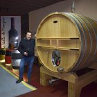 Julián Calvo, en la nave de crianza de la bodega. En la foto de abajo, con su mujer Dori Fernández, bodeguera y vecina en Quintana del Pidio.
