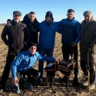 La galga salmantina Morería de Suerte con sus propietarios antes de correr la semifinal nacional.